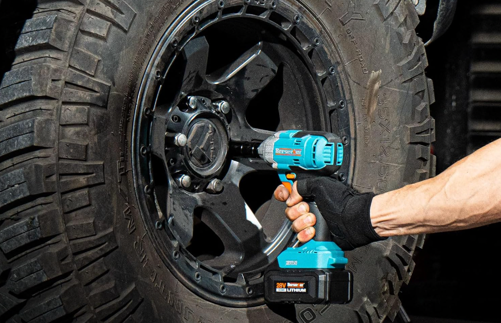 LLAVE DE IMPACTO MALETA CON ACCESORIOS + 2 BATERÍAS 128V